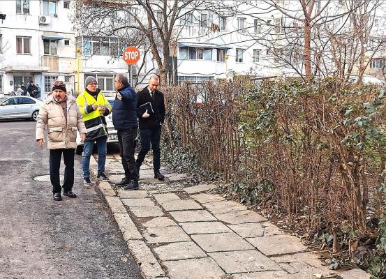 Se reabilitează trotuarele de pe Aleea Topolog