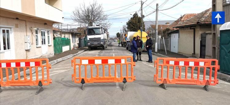 Continuă lucrările de reabilitare a carosabilului și a trotuarelor pe strada Andrei Mureșanu