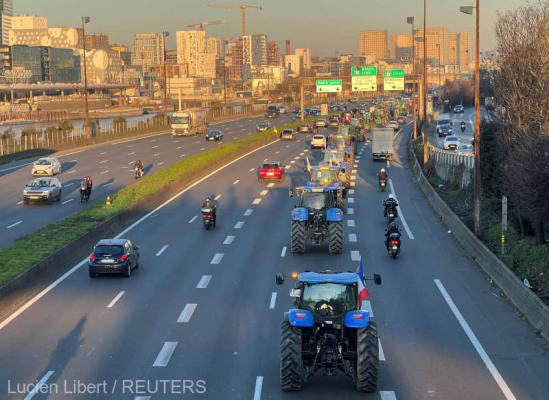 Sute de fermieri au intrat cu tractoarele în Paris pentru a protesta faţă de interzicerea pesticidelor