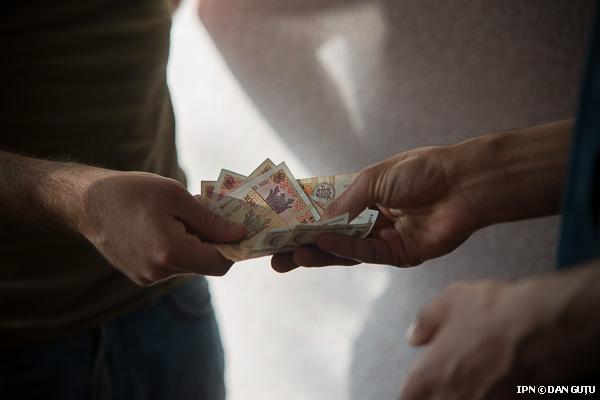 Profesor universitar, reținut pentru luare de mită: 1200 de euro pentru nota 10