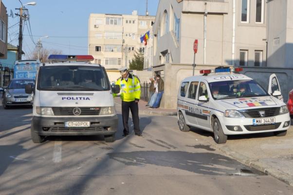 Reținut pentru 24 ore, după ce a furat plăcuțe de înmatriculare și roțile unor autoturisme parcate