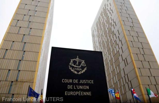 Justiţia europeană dă câştig de cauză polonezilor care au luat credite în franci elveţieni în disputa cu băncile
