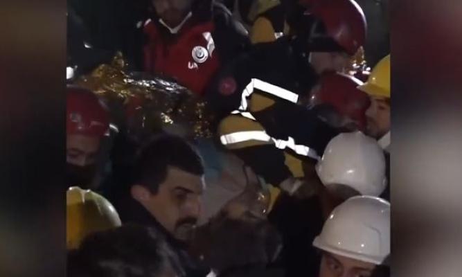 O bătrână, salvată de sub dărâmături, la 212 ore după cutremurul din Turcia. Video