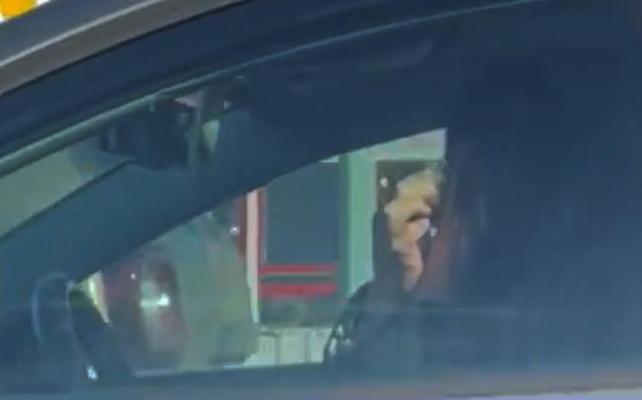 O doamnă cochetă a uitat să plece de la semafor pentru că... se pensa. Video