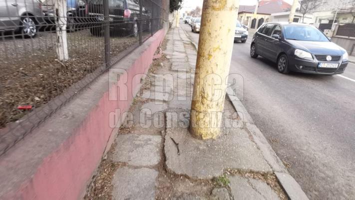 Când vor fi reabilitate trotuarele de pe Baba Novac, care n-au văzut un utilaj timp de 30 de ani?!  Video