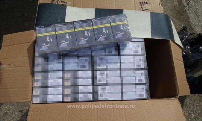 Țigări de contrabandă și alte bunuri contrafăcute, descoperite de vameși