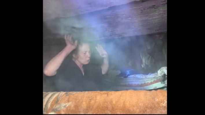 Doi soți din Suceava au găsit soluție pentru a scăpa de ger: și-au amenajat o locuință sub conductele de termoficare
