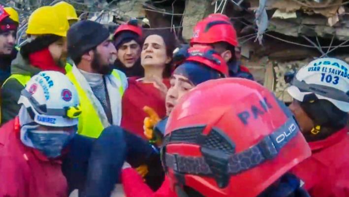 O femeie și un copil, salvați de sub dărâmături în Turcia, la șase zile de la cutremure. Video