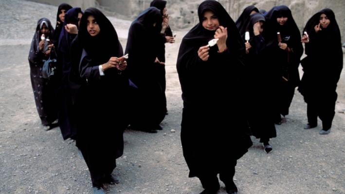 Sute de eleve, otrăvite în Iran în încercarea de a determina închiderea şcolilor de fete 