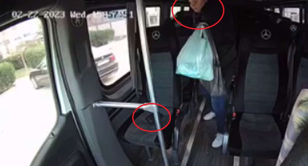 A furat un portofel dintr-un microbuz, nestiind ca este filmata. Video