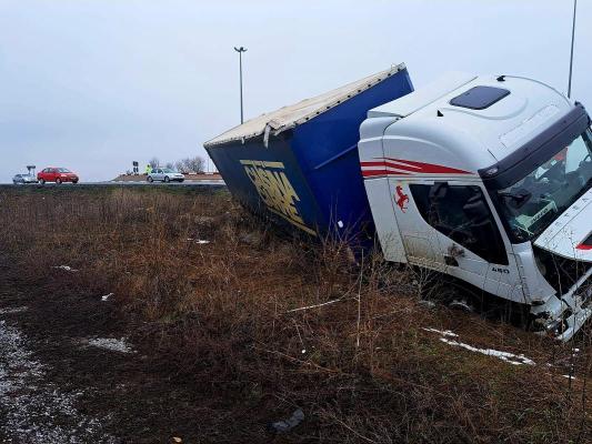 TIR la un pas să se răstoarne, la sensul giratoriu de pe A2