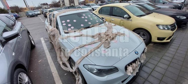 Răzbunare sau cadou?! S-a trezit cu mașina „împachetată“ în hârtie igienică... în semn de prețuire