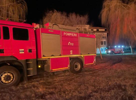 Pericol! Incendiu lângă mai multe pensiuni, în apropiere de Murighiol