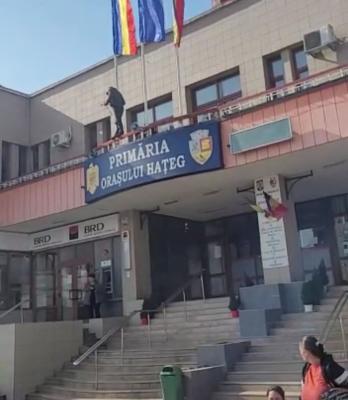 Alertă! O persoană a intrat cu toporul în Primăria Hațeg. Video