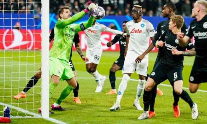  Napoli a învins-o cu 2-0 pe Eintracht, la Frakfurt, în optimile Ligii Campionilor