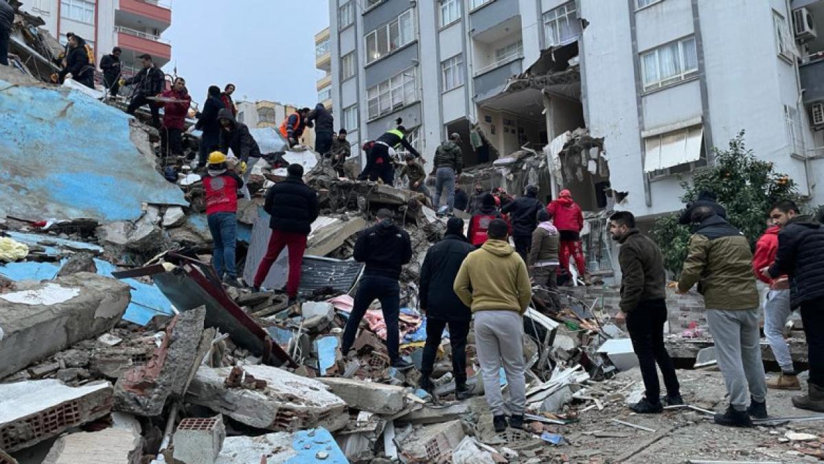 Un grup de studenti romani si un profesor, prinsi in orasul lovit de cutremur in Turcia