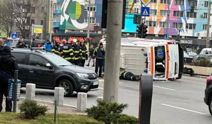 Ambulanță răsturnată după impactul cu un automobil