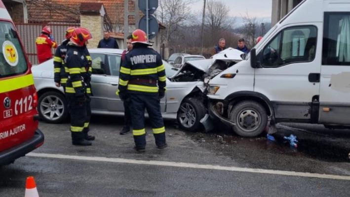 Cel puțin 12 victime, dintre care 9 copii, într-un accident în care au fost implicate un microbuz și un autoturism
