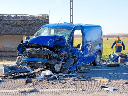 Microbuz românesc, accident mortal cu o dubă de la pompe funebre, pe un drum din Ungaria