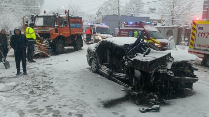 O femeie a murit după ce a intrat cu mașina într-un utilaj de deszăpezire