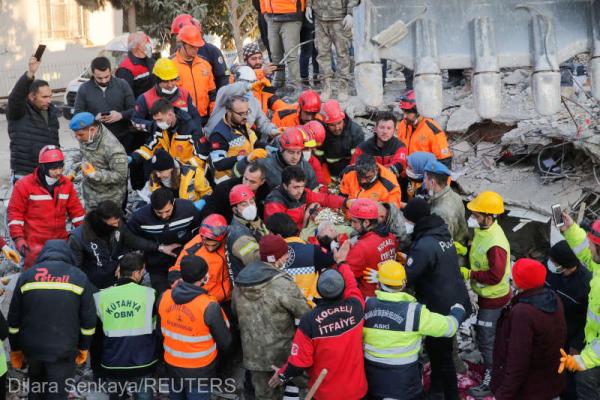  O adolescentă de 17 ani, salvată de sub dărâmături la zece zile după cutremur 
