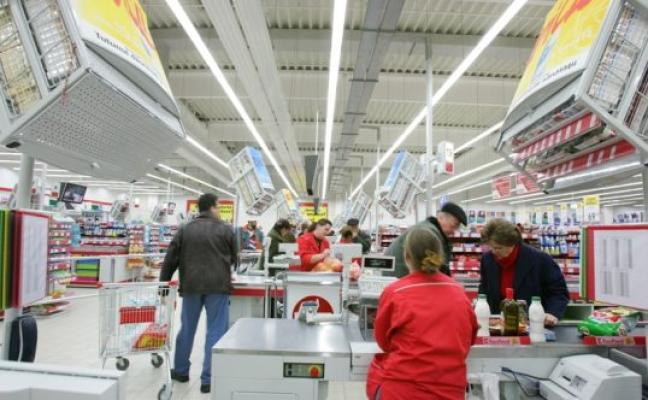Primii zece mari retaileri alimentari au intrat în 2023 cu 1.300 de angajaţi mai puţin, net