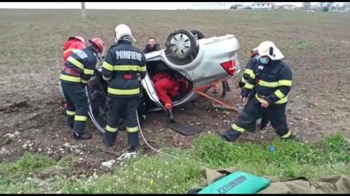 Mașină răsturnată, lângă cimitirul din Valu lui Traian