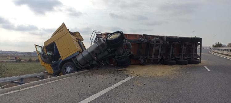 Atenție! Trafic restricționat pe DN 22A, din cauza unui autocamion răsturnat