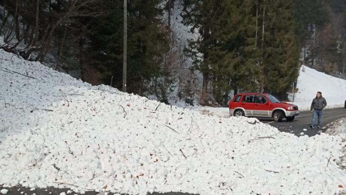 O avalanșă a blocat complet un drum în județul Bistrița-Năsăud