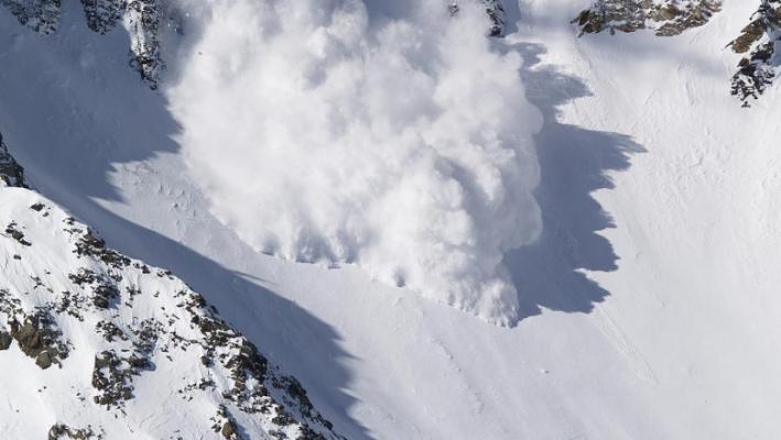Avalanșă în Munții Rodnei. Un turist străin aflat la schi ar fi murit, două persoane sunt date dispărute