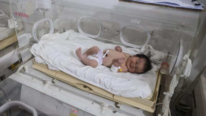 Aya, fetița născută sub ruinele cutremurului din Siria, mutată într-un loc secret