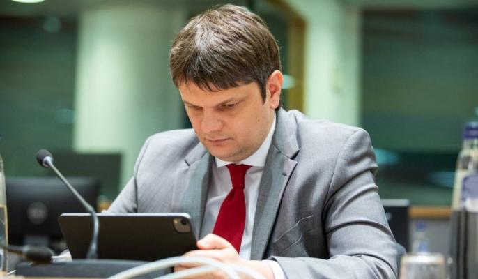 Consilierul Maiei Sandu, amenințat în fața casei de un individ mascat