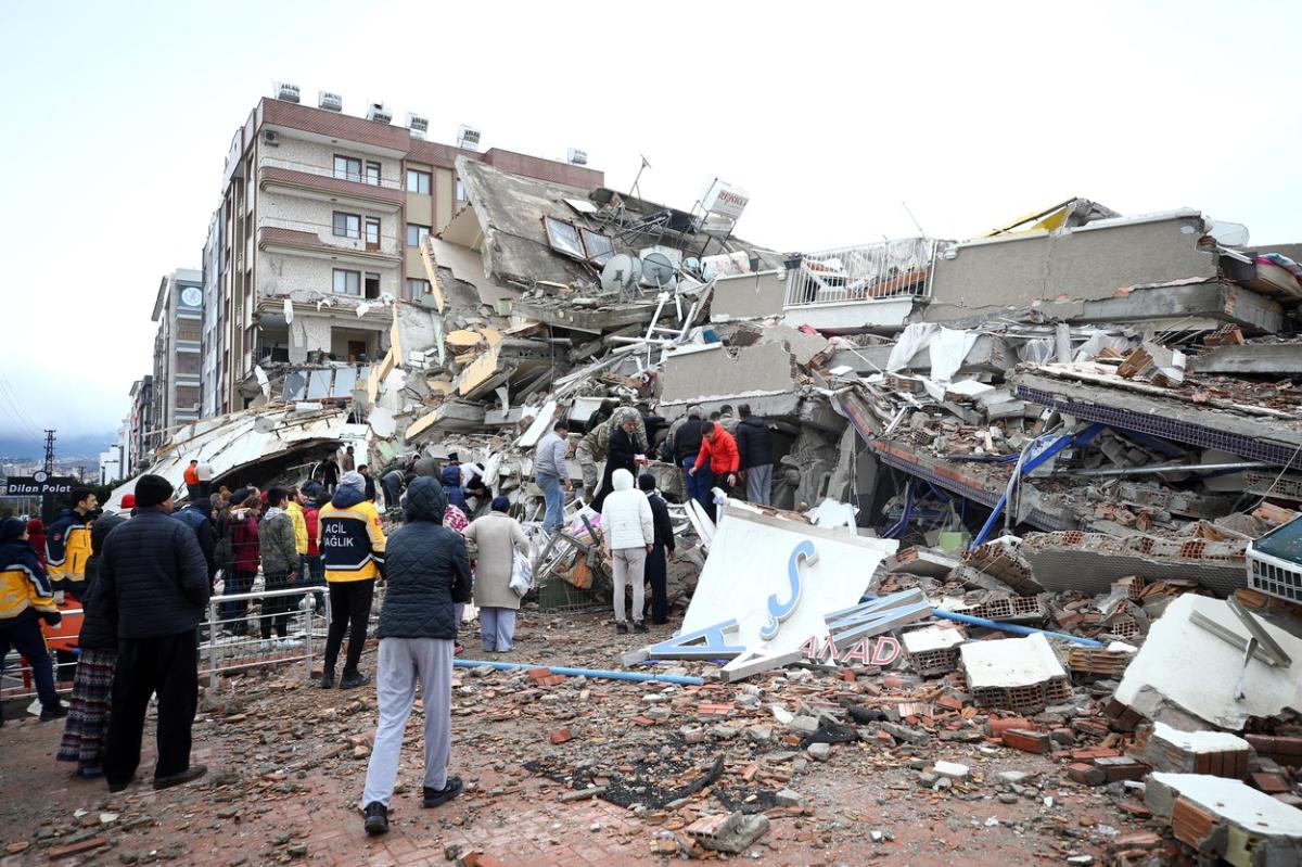 Politia din Turcia a arestat patru persoane, dupa cutremurele care au devastat tara