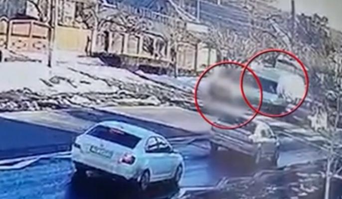 Copii loviți în plin de o mașină pe trecerea de pietoni, în Buzău