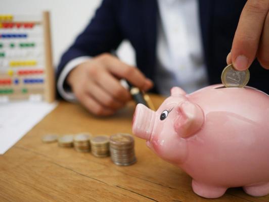 Studiu la nivel global: oamenii s-au pus pe economisit și sunt mai atenți pe ce dau banii