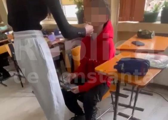 Exclusiv! O elevă de la Școala Gimnazială 40 din Constanța, își agresează, în ultimul hal, colegii. Video