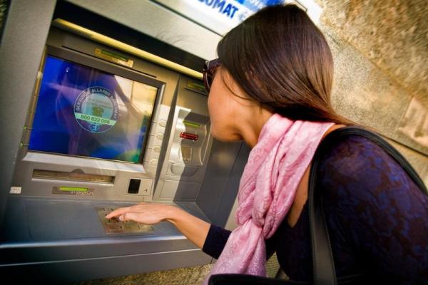 Băncile, lovitură grea pentru clienți: majorează comisioanele pentru tranzacțiile cash