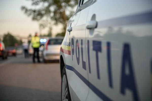 Coliziune spectaculoasă: O mașină de poliție a fost aruncată în gardul de plasă al unui imobil