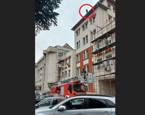Un bărbat s-a urcat pe clădirea Spitalului Judeţean şi ameninţă că se aruncă în gol