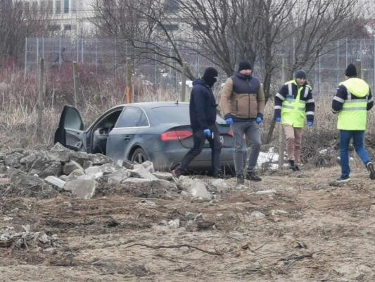 Femeie răpită de un drogat: a băgat-o în portbagaj și a încercat să îi dea foc