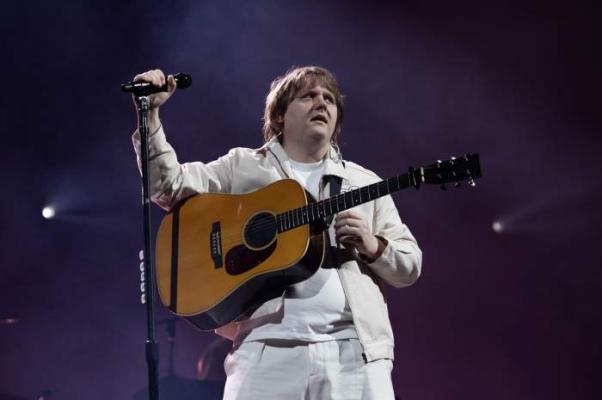 Lewis Capaldi a avut criză de Tourette în timpul concertului său