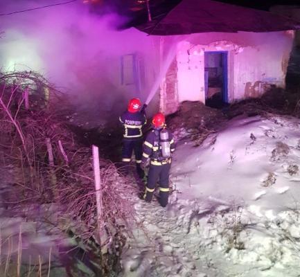 Bărbat găsit carbonizat, într-o casă mistuită de incendiu 