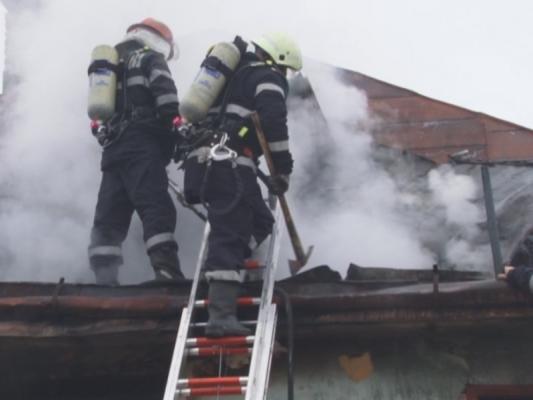 Coșul de fum al unei case din Tuzla, în flăcări