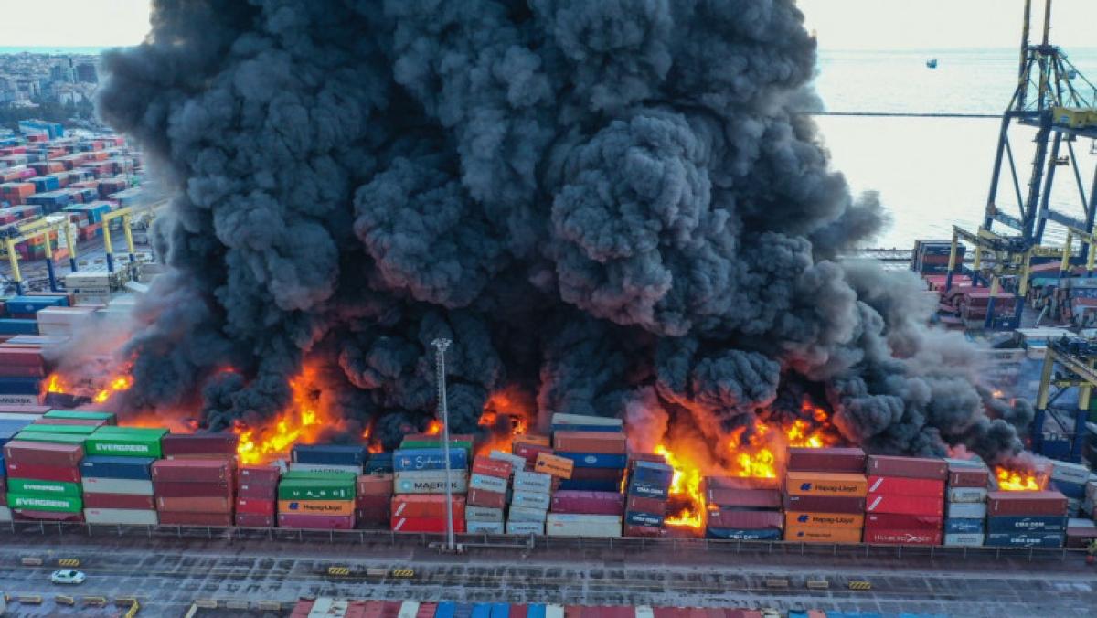 Incendiul din portul turc Iskenderun este de neoprit