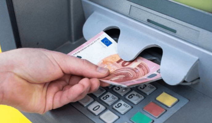 Femeie înşelată cu 20.000 de dolari de un presupus comandant de navă
