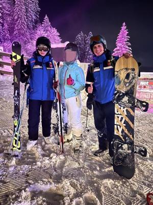 Doi turiști din Republica Moldova rătăciți în Postăvaru, salvați de jandarmi. Video