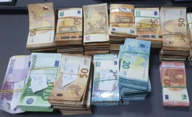 O funcționară de bancă și-a transferat în conturi zeci de mii de euro din banii clienților