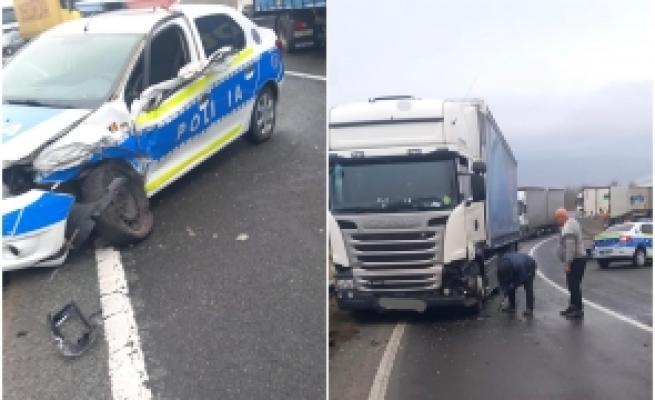 O autospecială de poliție în misiune și un TIR s-au izbit în plin