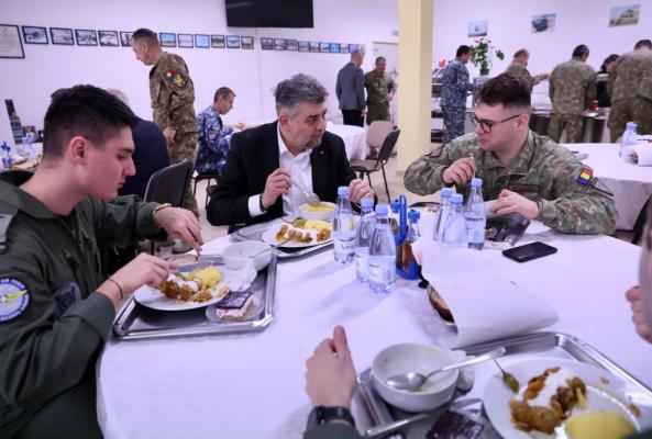 Ciolacu s-a așezat la masă cu militarii de la Baza Mihail Kogălniceanu!