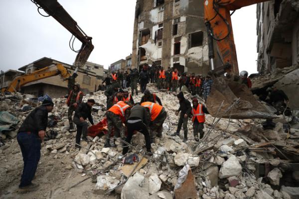 Minunile din Turcia: Cum au reușit copiii să supraviețuiască sub ruine